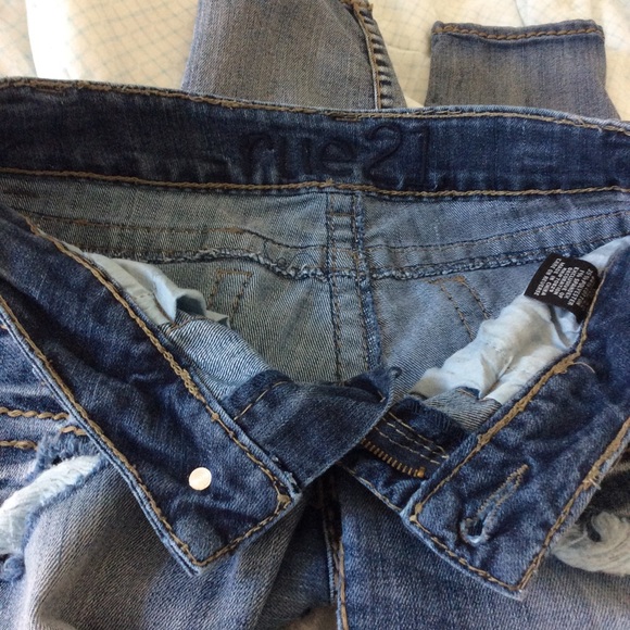 Mid-Rise Distressed Denim Capris - Picture 5 of 5